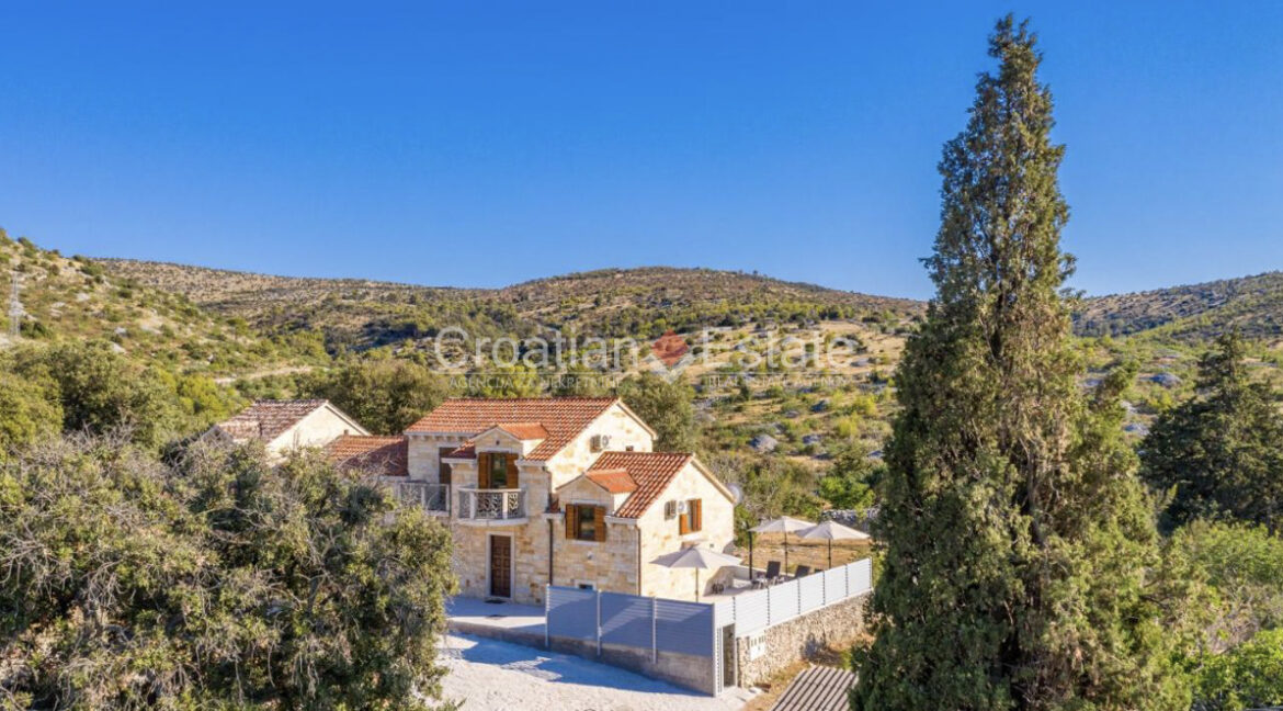 croatia-brac-autochthonous-villa-pool-mountain-view-sale(102)