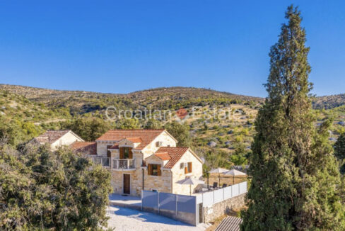 croatia-brac-autochthonous-villa-pool-mountain-view-sale(102)