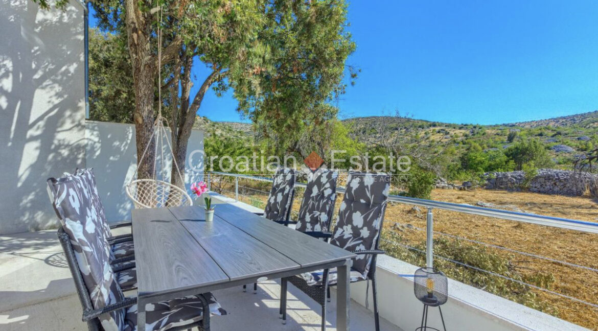 croatia-brac-autochthonous-villa-pool-mountain-view-sale(106)