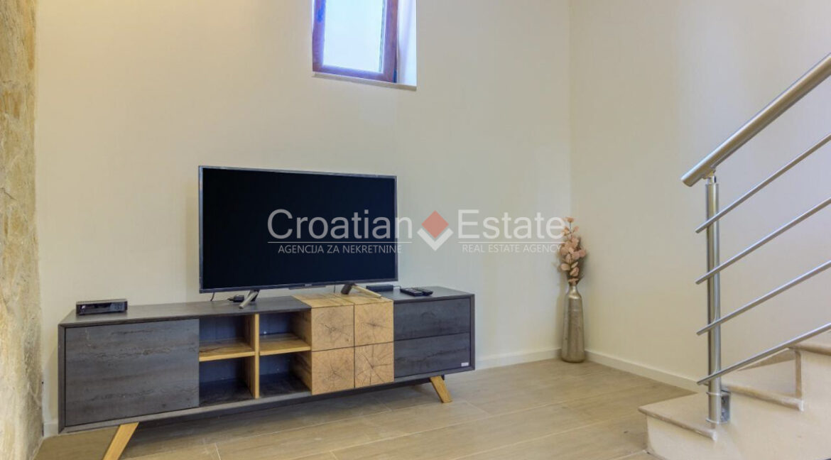 croatia-brac-autochthonous-villa-pool-mountain-view-sale(108)