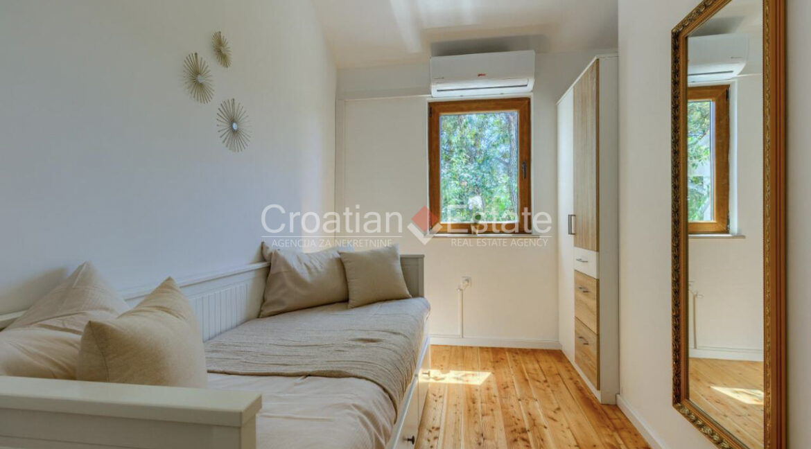 croatia-brac-autochthonous-villa-pool-mountain-view-sale(114)