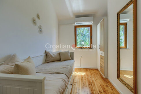 croatia-brac-autochthonous-villa-pool-mountain-view-sale(114)