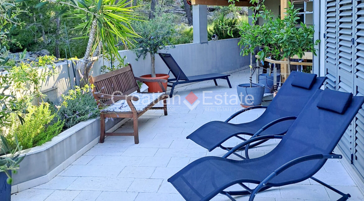 croatia-brac-house-sea-view-pool-yard-garage-sale(120)