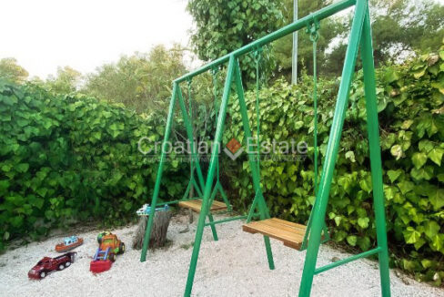 croatia-brac-house-six-flats-separate-entrances-yard-garage-sale(105)