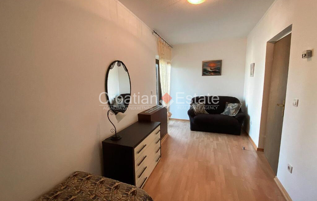 croatia-brac-house-six-flats-separate-entrances-yard-garage-sale(126)