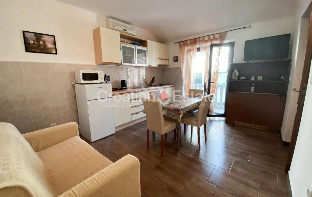 croatia-brac-house-six-flats-separate-entrances-yard-garage-sale(127)