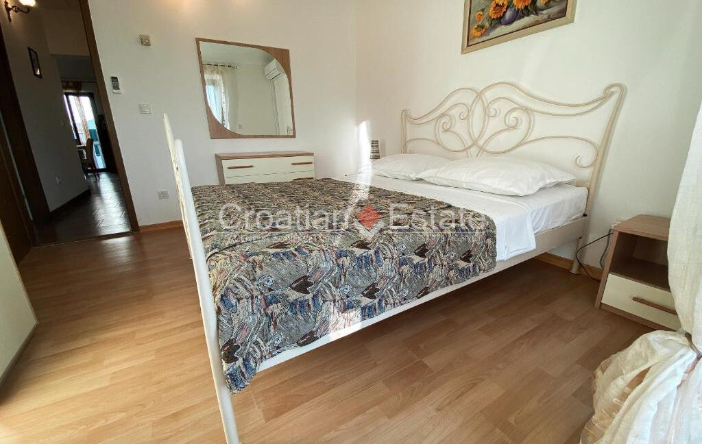 croatia-brac-house-six-flats-separate-entrances-yard-garage-sale(130)