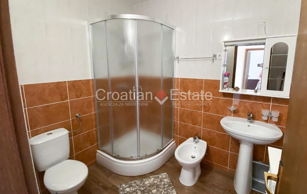 croatia-brac-house-six-flats-separate-entrances-yard-garage-sale(131)