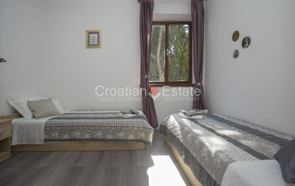 croatia-brac-house-stone-garden-terraces-barbecue-sale(122)