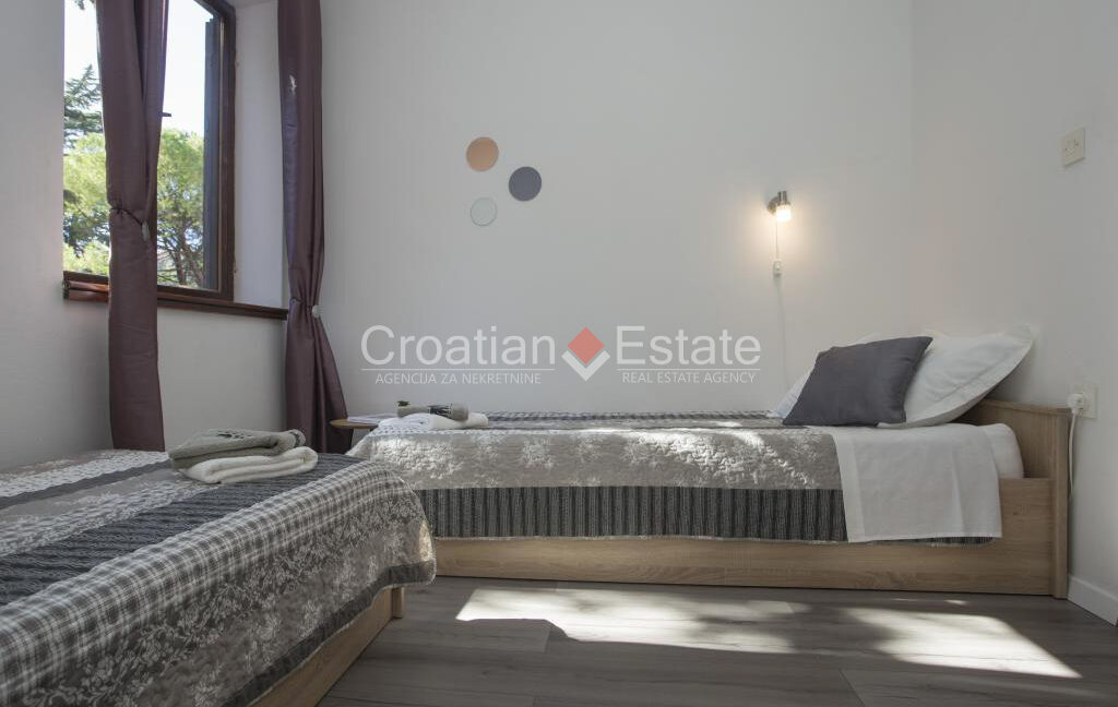 croatia-brac-house-stone-garden-terraces-barbecue-sale(123)