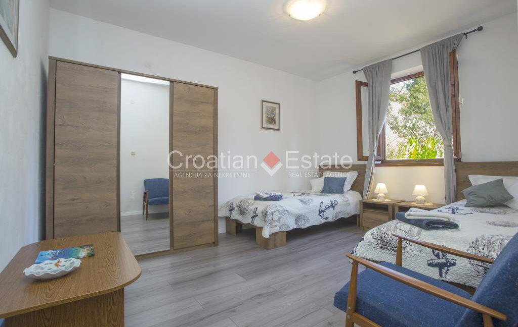 croatia-brac-house-stone-garden-terraces-barbecue-sale(124)