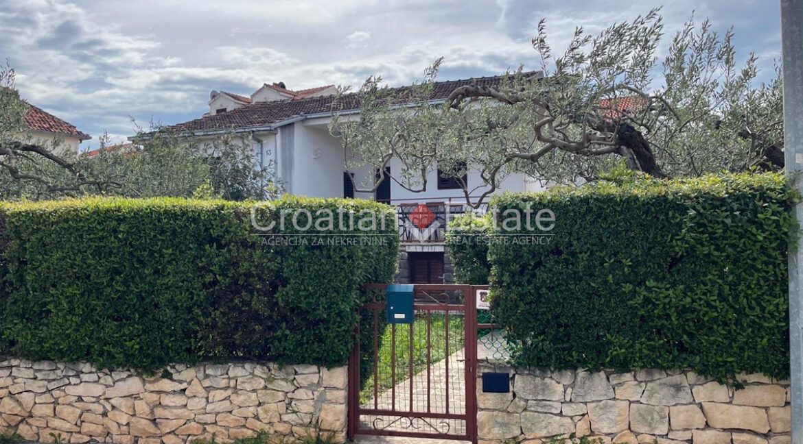 croatia-brac-stone-house-garden-parking-sale(102)