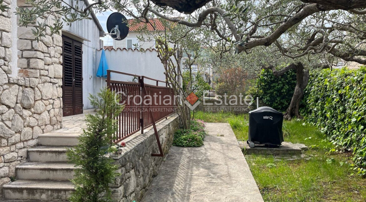 croatia-brac-stone-house-garden-parking-sale(104)