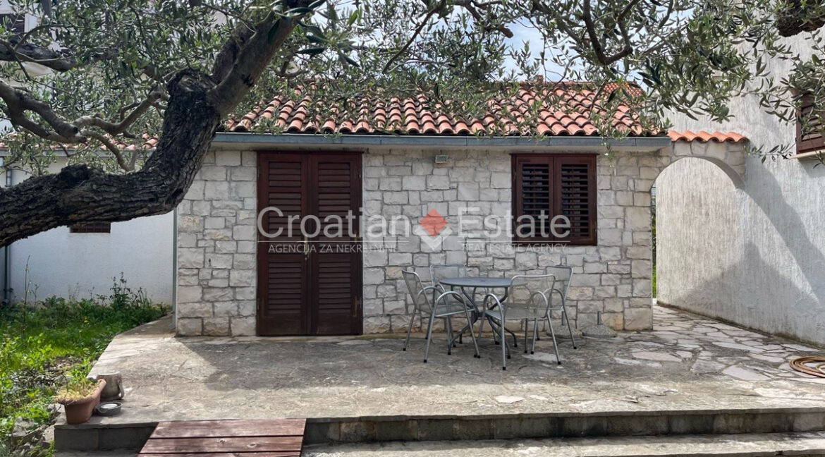 croatia-brac-stone-house-garden-parking-sale(107)