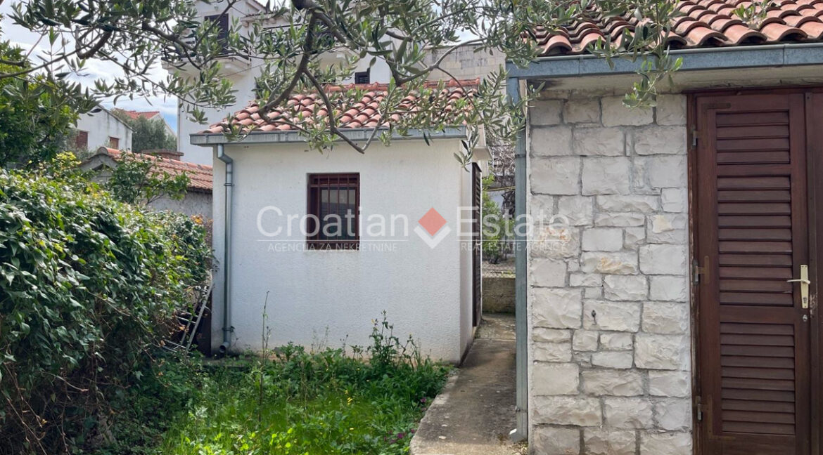 croatia-brac-stone-house-garden-parking-sale(108)