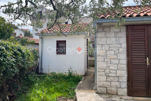 croatia-brac-stone-house-garden-parking-sale(108)