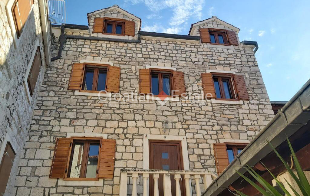 croatia-brac-stone-house-sea-view-coutryard-barbecue-sale(105)