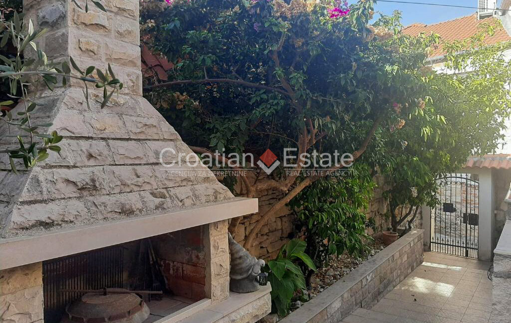 croatia-brac-stone-house-sea-view-coutryard-barbecue-sale(108)