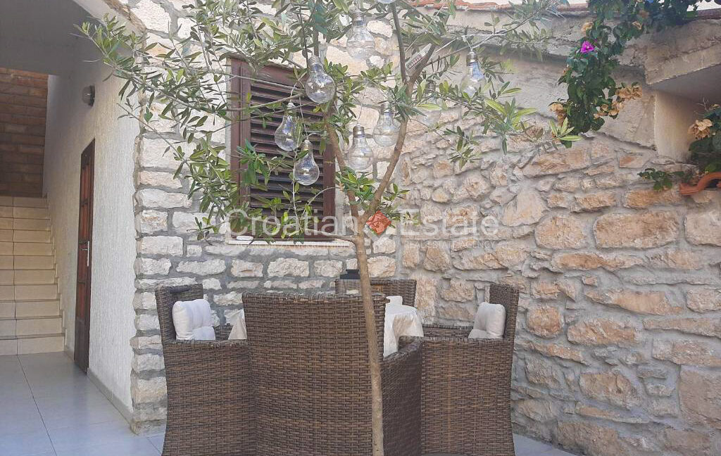 croatia-brac-stone-house-sea-view-coutryard-barbecue-sale(112)