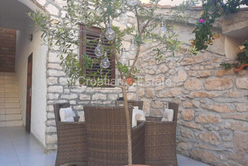 croatia-brac-stone-house-sea-view-coutryard-barbecue-sale(112)