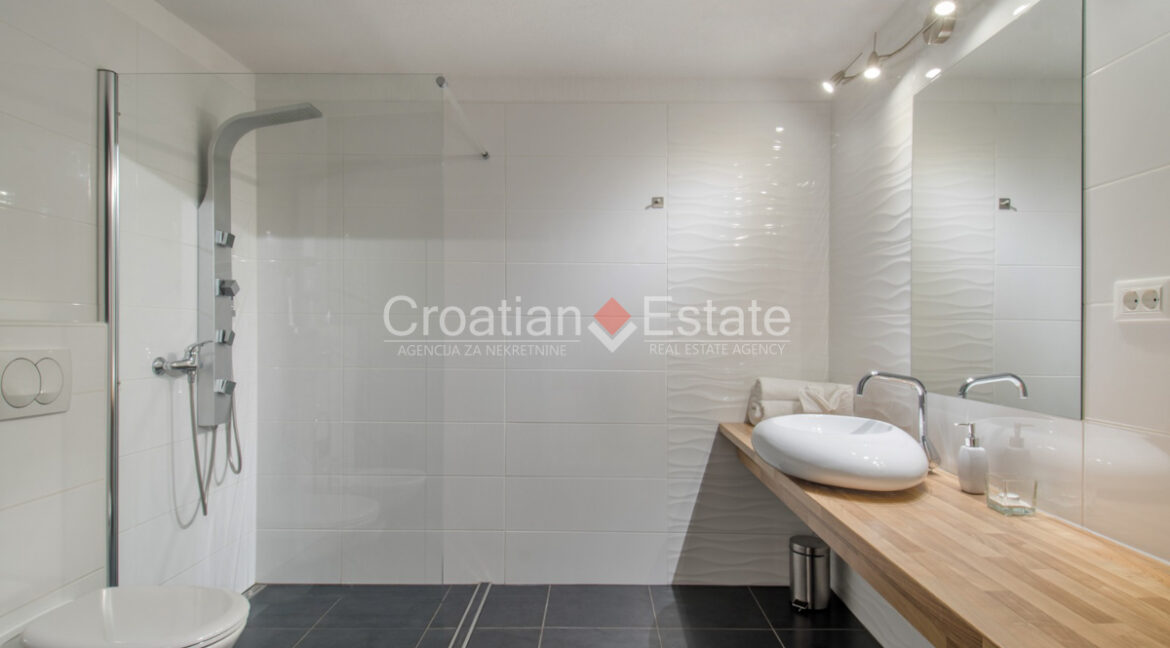 croatia-brac-villa-pool-sea-view-additional-house-gym-sale(133)