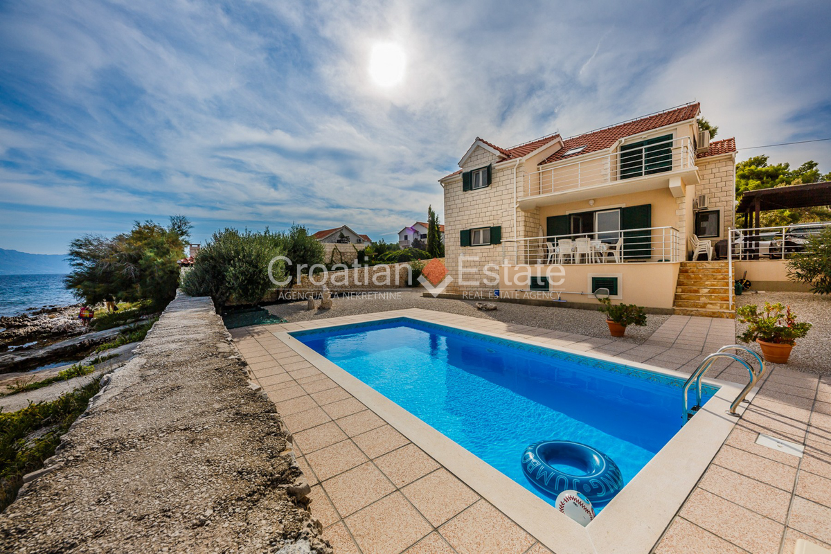 Otok Brač – Vila s bazenom, direktno uz more, na prodaju