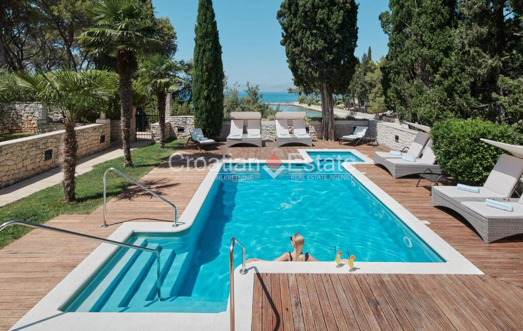 croatia-brac-villa-stone-seafront-various-amenities-sale(103)