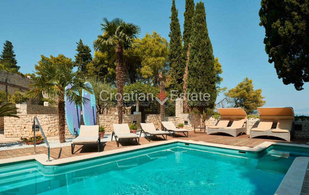 croatia-brac-villa-stone-seafront-various-amenities-sale(105)