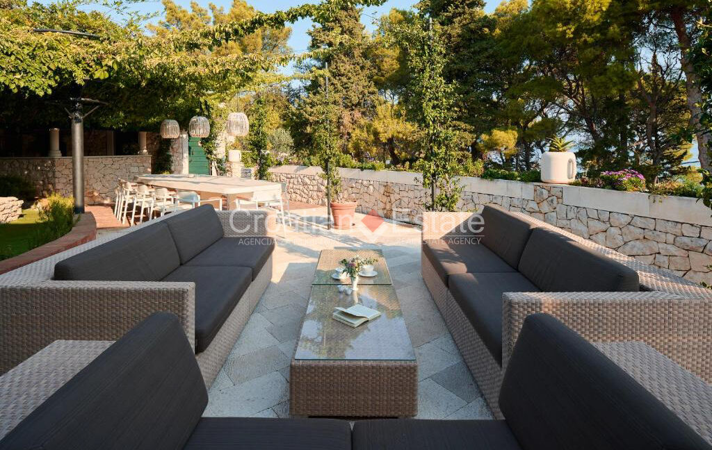croatia-brac-villa-stone-seafront-various-amenities-sale(107)