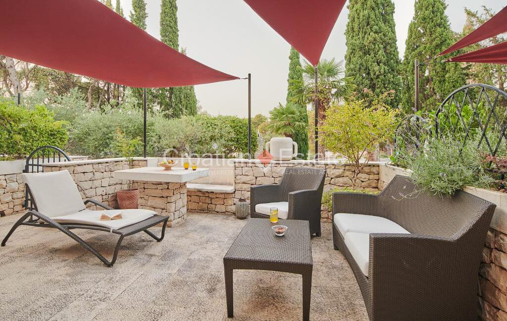 croatia-brac-villa-stone-seafront-various-amenities-sale(108)