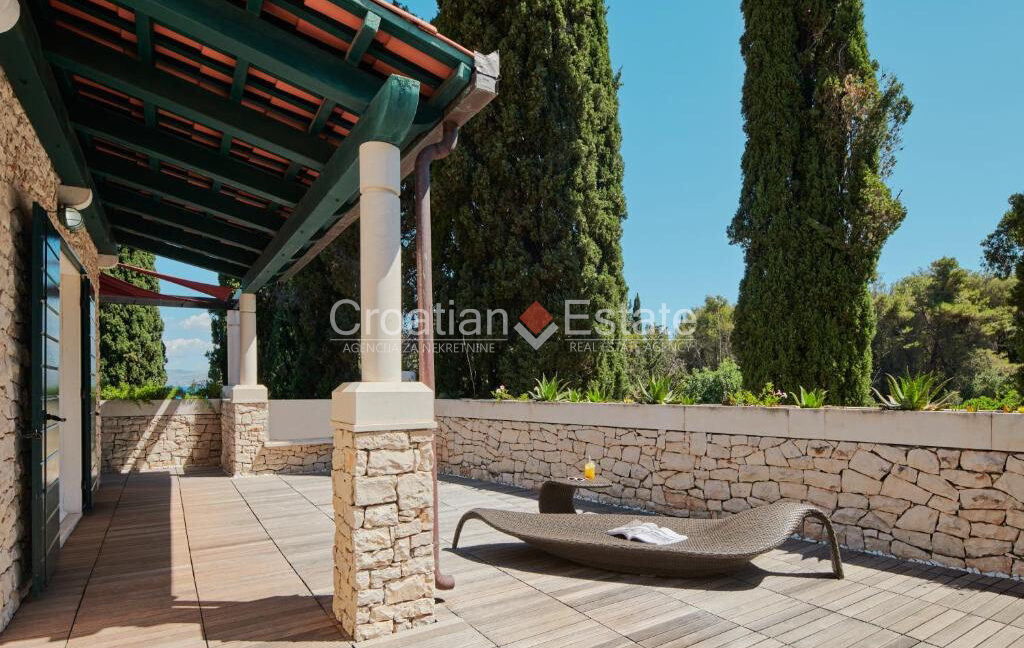 croatia-brac-villa-stone-seafront-various-amenities-sale(110)