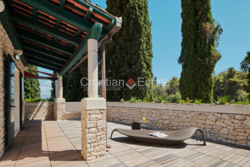 croatia-brac-villa-stone-seafront-various-amenities-sale(110)