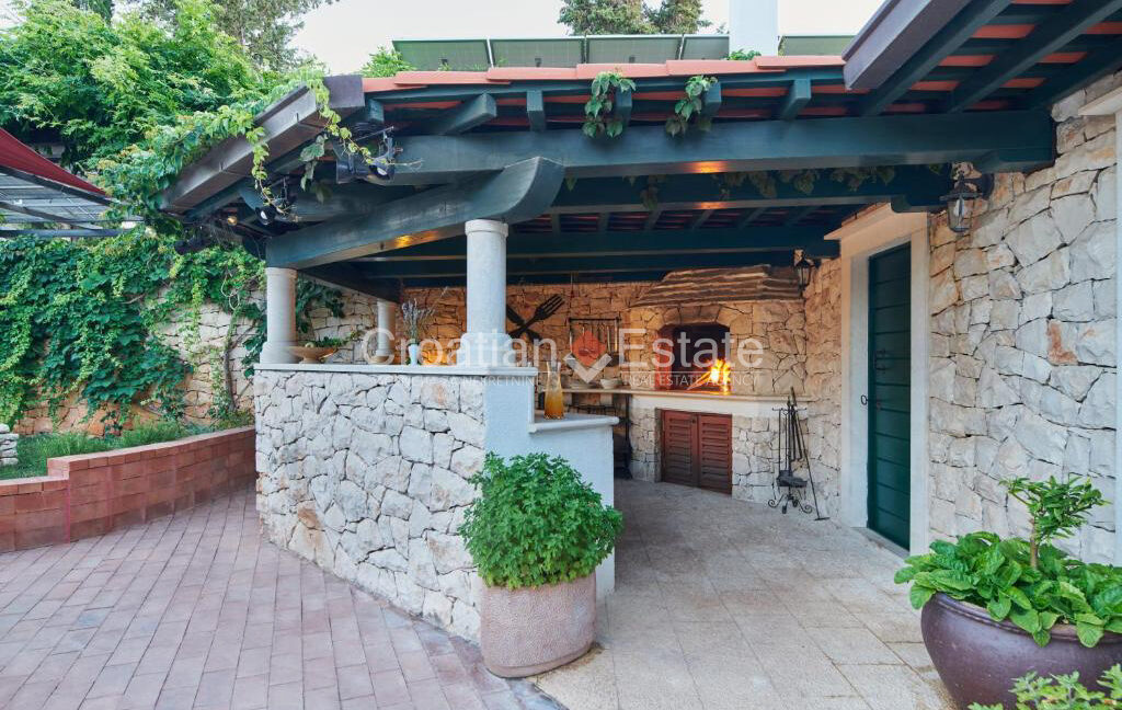 croatia-brac-villa-stone-seafront-various-amenities-sale(111)