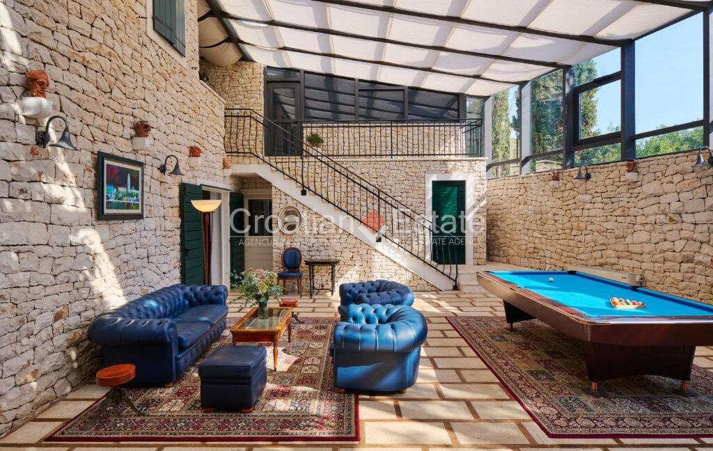 croatia-brac-villa-stone-seafront-various-amenities-sale(113)