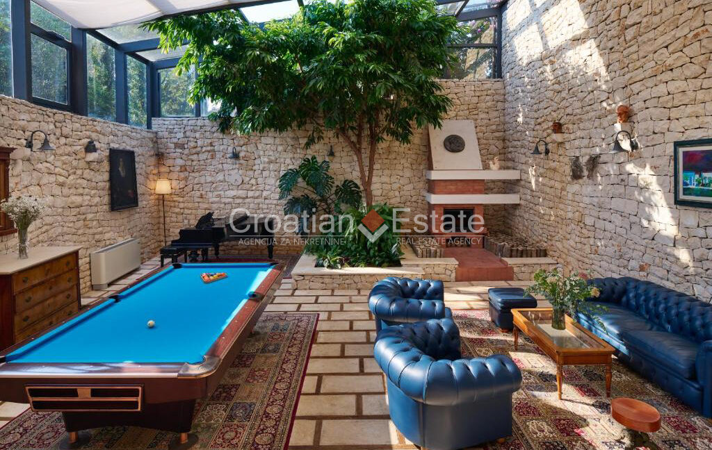 croatia-brac-villa-stone-seafront-various-amenities-sale(114)