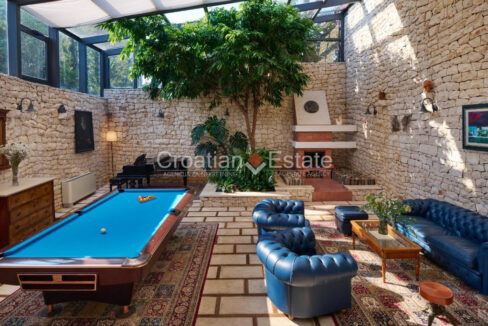 croatia-brac-villa-stone-seafront-various-amenities-sale(114)