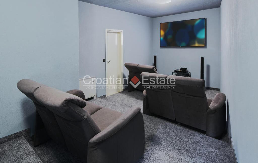 croatia-brac-villa-stone-seafront-various-amenities-sale(115)