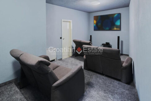 croatia-brac-villa-stone-seafront-various-amenities-sale(115)