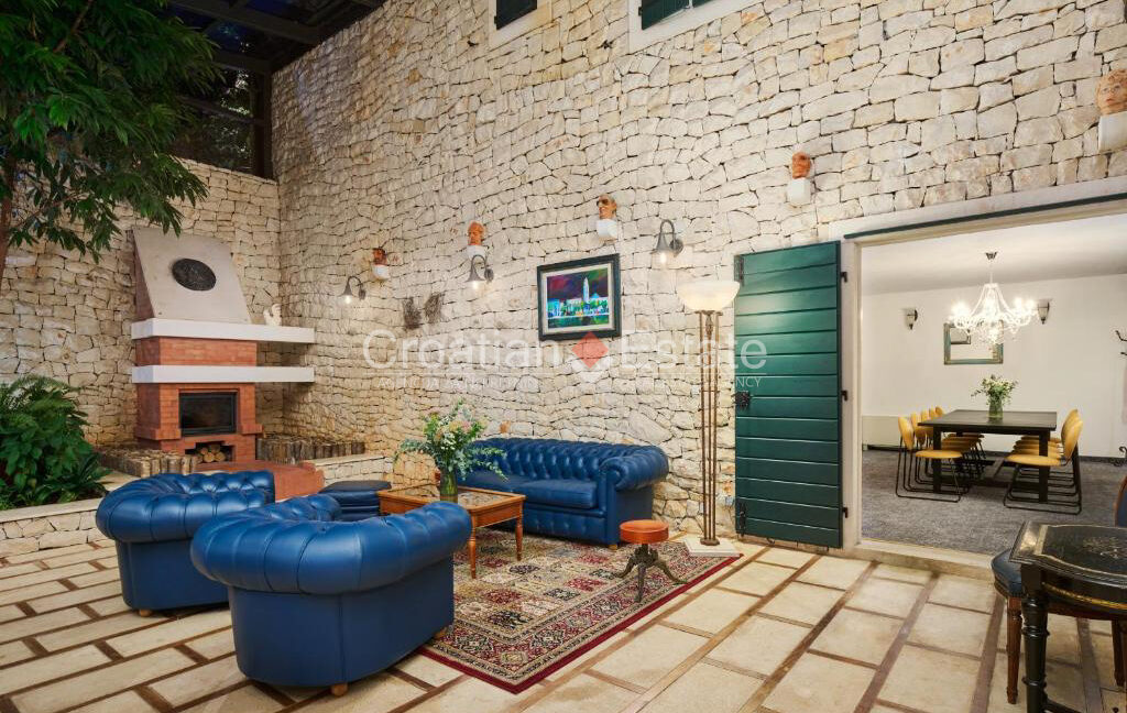 croatia-brac-villa-stone-seafront-various-amenities-sale(116)
