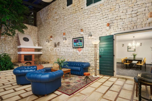 croatia-brac-villa-stone-seafront-various-amenities-sale(116)