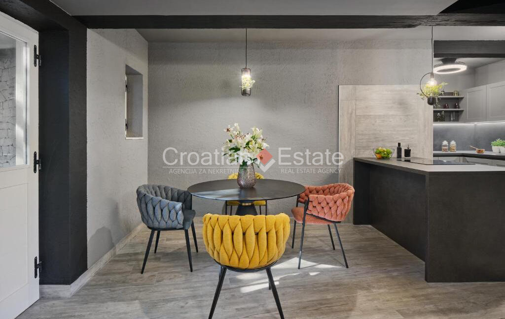 croatia-brac-villa-stone-seafront-various-amenities-sale(118)