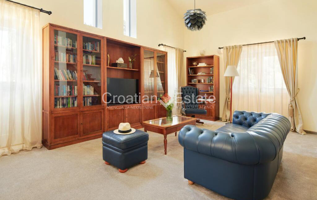 croatia-brac-villa-stone-seafront-various-amenities-sale(120)