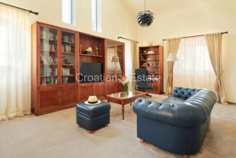 croatia-brac-villa-stone-seafront-various-amenities-sale(120)