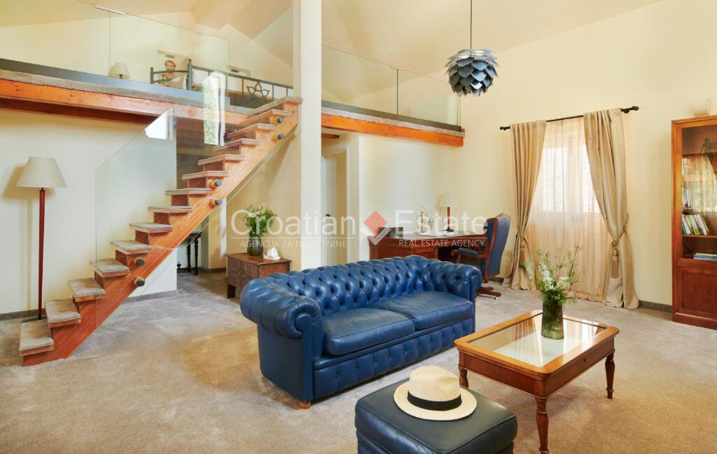 croatia-brac-villa-stone-seafront-various-amenities-sale(121)