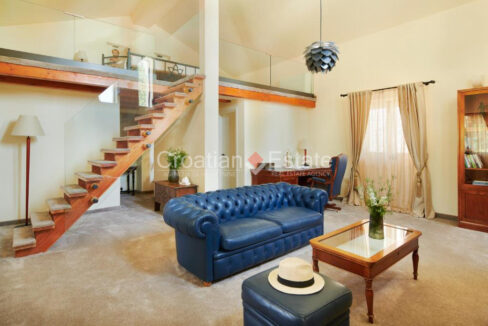 croatia-brac-villa-stone-seafront-various-amenities-sale(121)