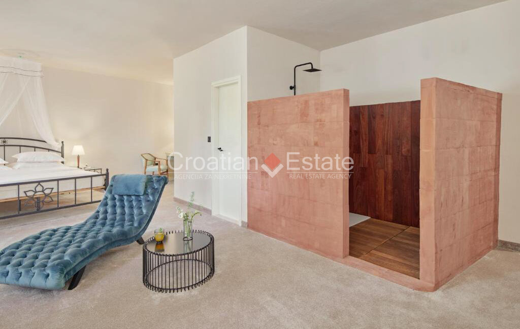croatia-brac-villa-stone-seafront-various-amenities-sale(123)