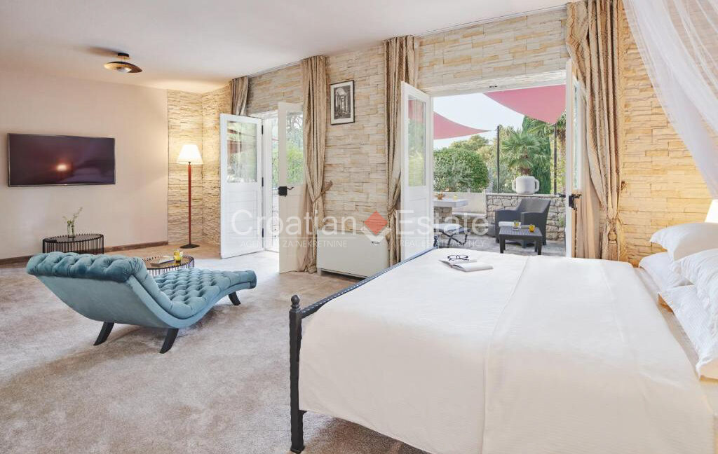croatia-brac-villa-stone-seafront-various-amenities-sale(124)
