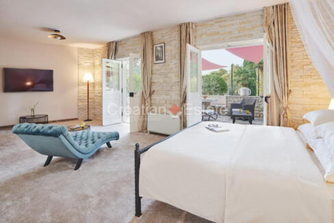 croatia-brac-villa-stone-seafront-various-amenities-sale(124)