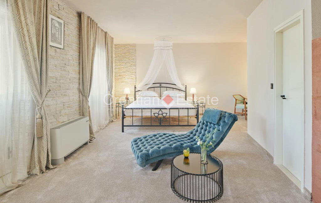 croatia-brac-villa-stone-seafront-various-amenities-sale(125)