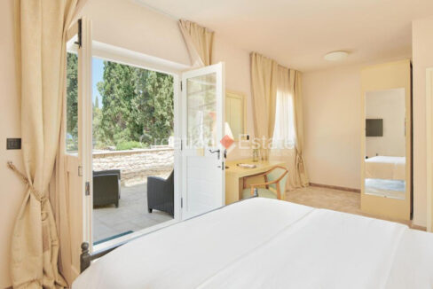 croatia-brac-villa-stone-seafront-various-amenities-sale(126)